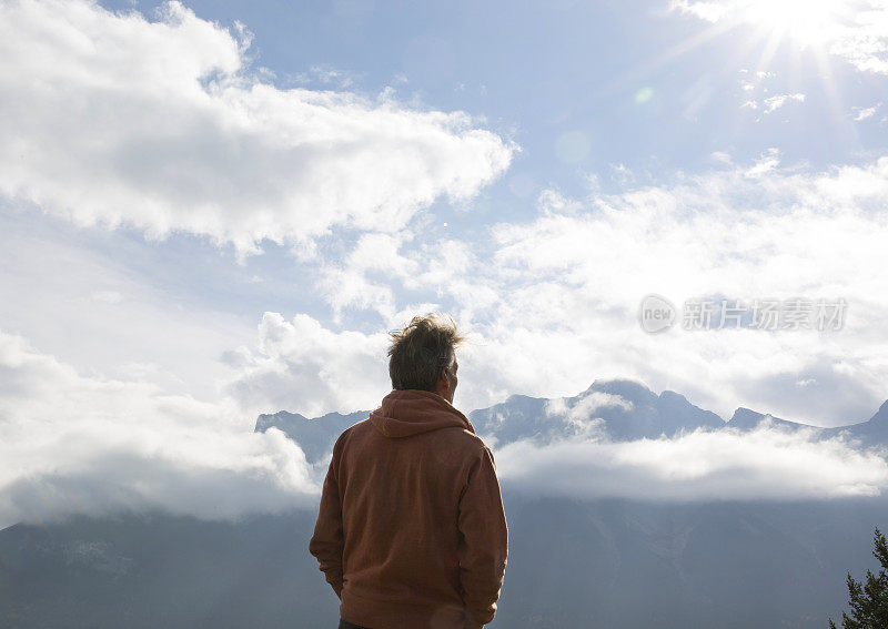 早晨，人们沿着秋天的小径徒步旅行