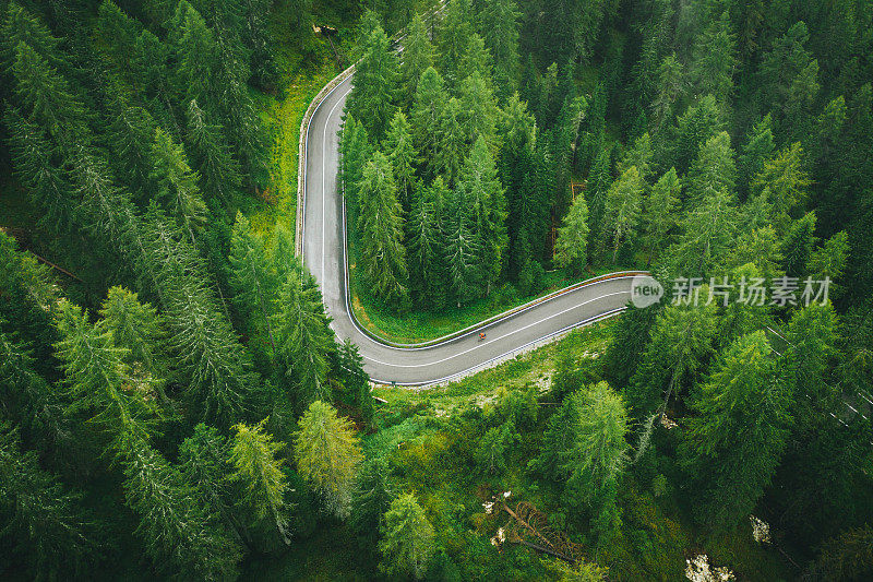 空中视角的公路自行车骑在一个潮湿的道路上