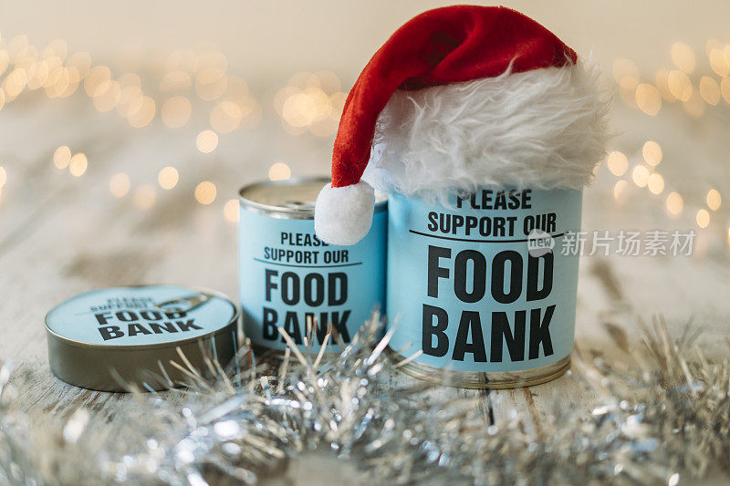 罐头食品与圣诞帽。粮食银行的概念