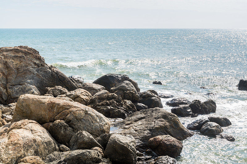 在中国阳江阳溪的岩石海岸，海浪拍打着石头的海景