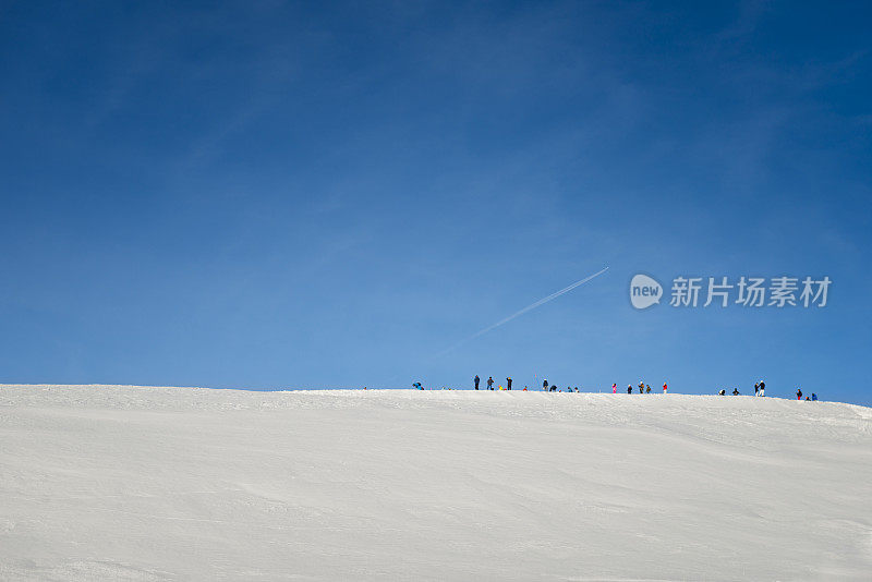 山脊上的高山滑雪者