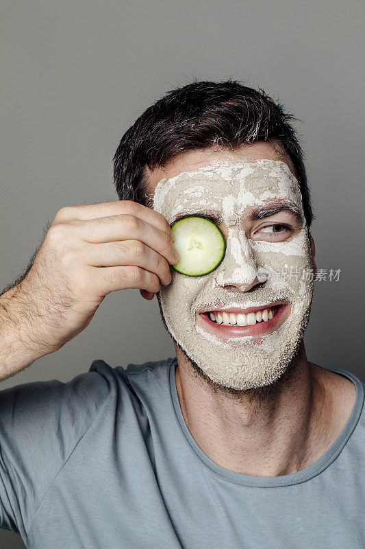 男性护肤方法:帅哥敷白面膜，把黄瓜片敷在眼睛上