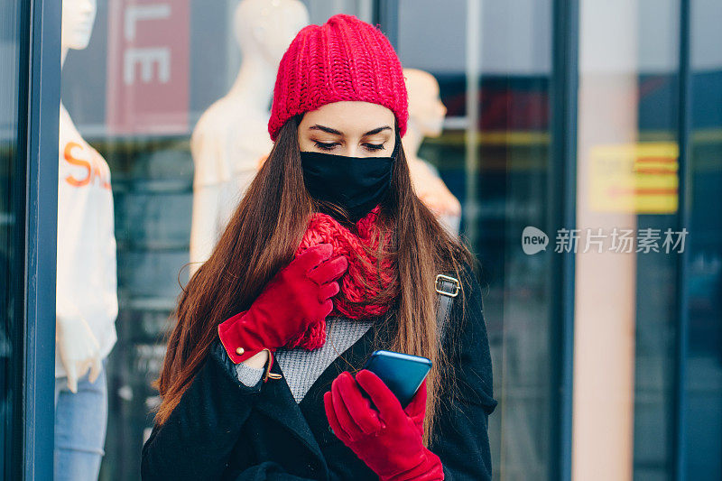 一个女人正在用手机库存照片购物