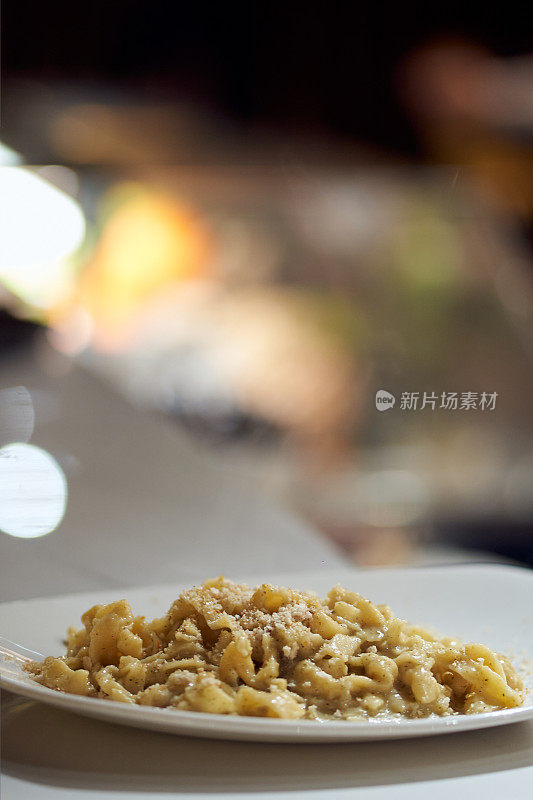 意大利厨房大师，厨师在餐厅烹饪传统意大利食物