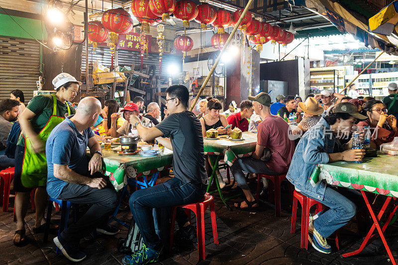 2019年12月28日，泰国曼谷，人们在曼谷华埠吃街边小吃