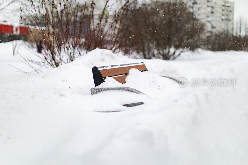 白雪覆盖的公园长椅上