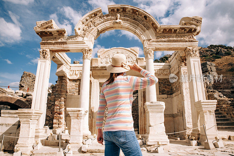 年轻女子参观以弗所古城哈德良神庙
