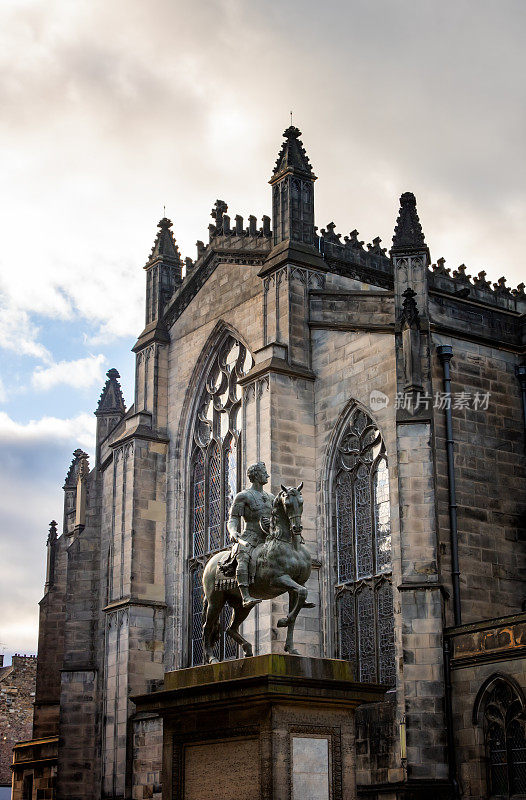 苏格兰爱丁堡——2017年4月6日——骑马的查尔斯二世铜像矗立在爱丁堡圣吉尔斯大教堂南侧