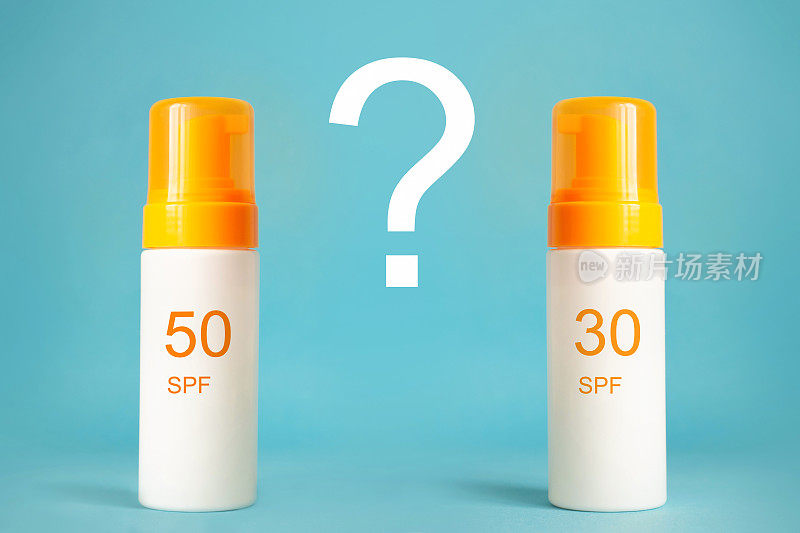 防晒系数30和50的防晒霜瓶子或乳液在水蓝色背景有问题。防晒，夏季皮肤保湿选择