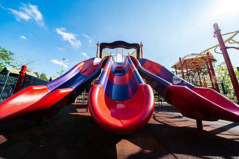 夏天公园里为孩子们准备的丰富多彩的游乐场设备