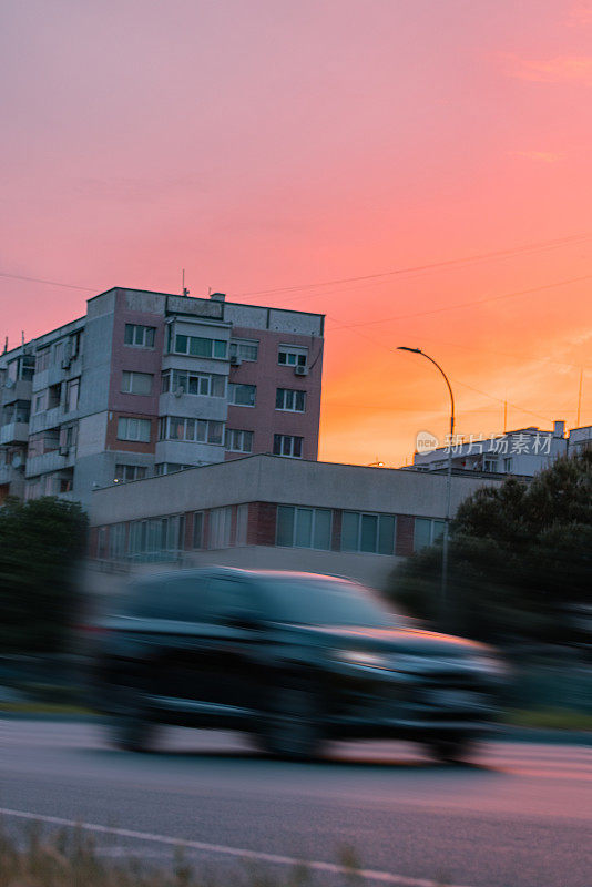 模糊的汽车在城市的道路上行驶