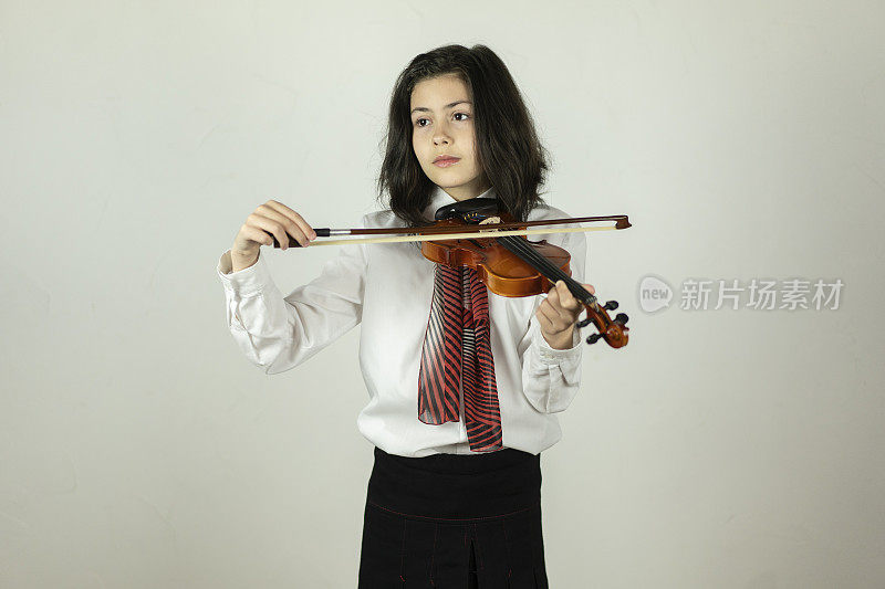 年轻的音乐家正在为一场音乐会练习小提琴