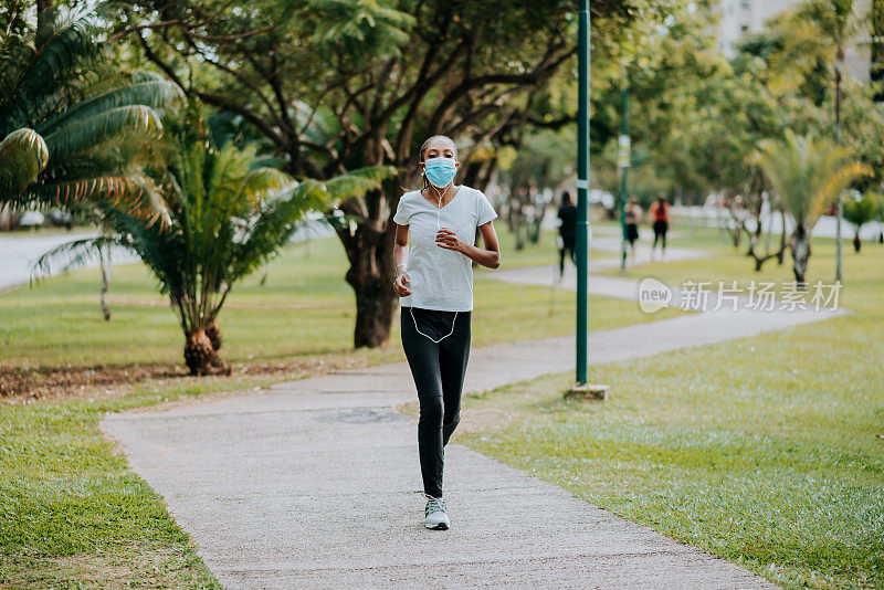 戴口罩的妇女，冠状病毒大流行