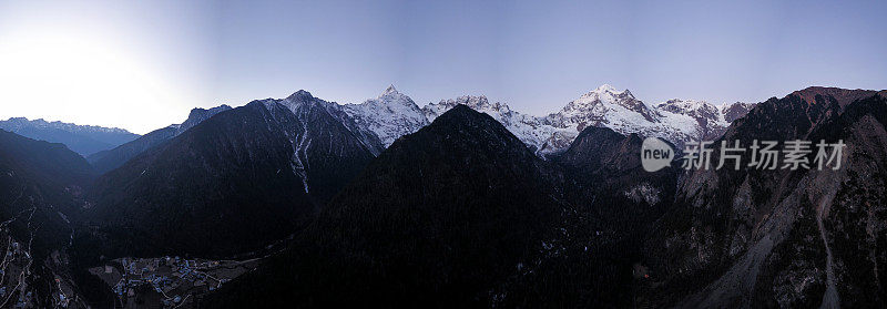 日出时的美丽雪山