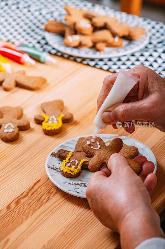 奶奶正在为她的孙子孙女们做姜饼饼干