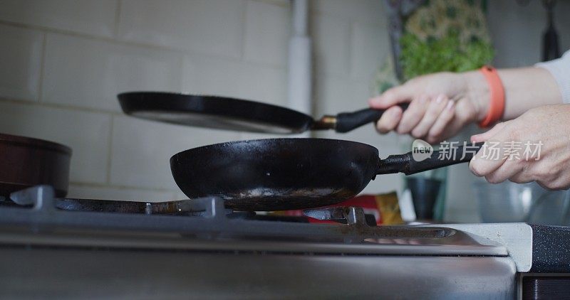 一位女士正在为两个人准备素食早餐。她没有使用任何塑料包装或器皿