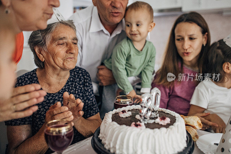 奶奶的生日聚会，生日蛋糕