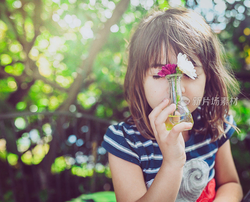 古怪淘气的小女孩用一只花瓶表达自己的个性