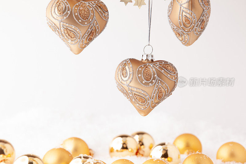 香槟色的心形圣诞装饰品挂在一个杰兰德