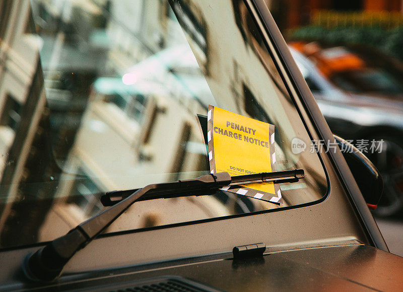 违章停车在汽车挡风玻璃上的罚款通知单