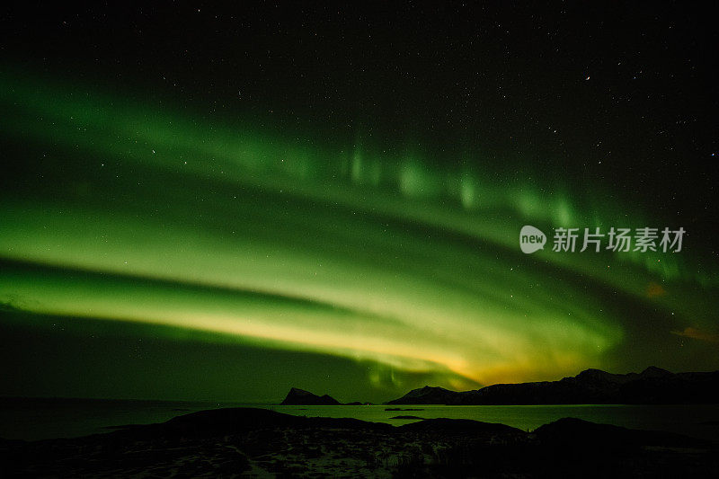 北极光在夜空中山脉的轮廓