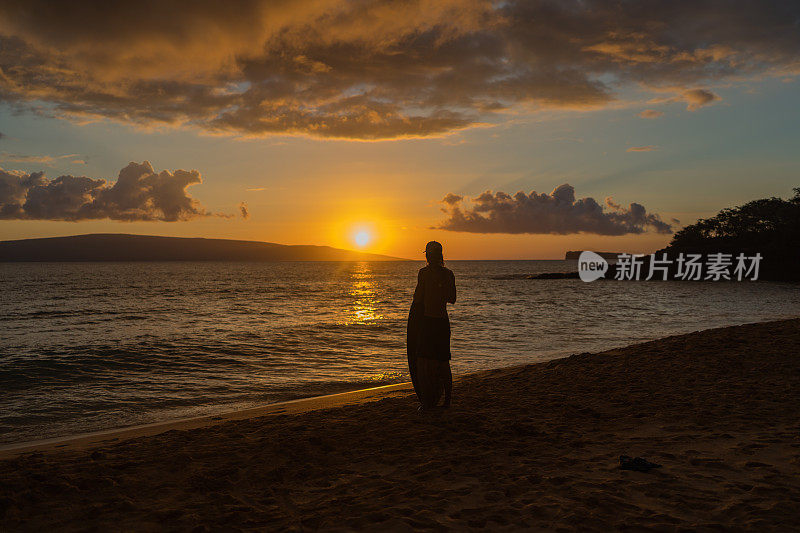 日出时，撇艇运动员在沙滩上休息