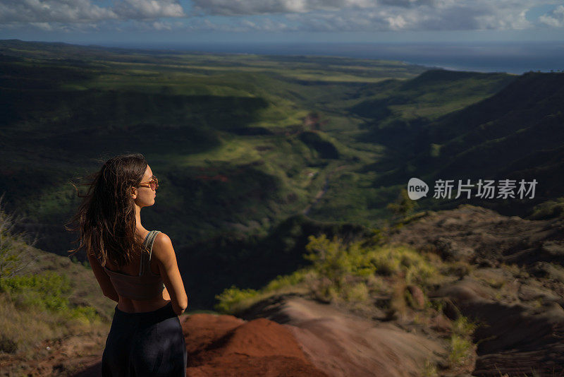 女徒步旅行者在热带雨林的观察点上放松