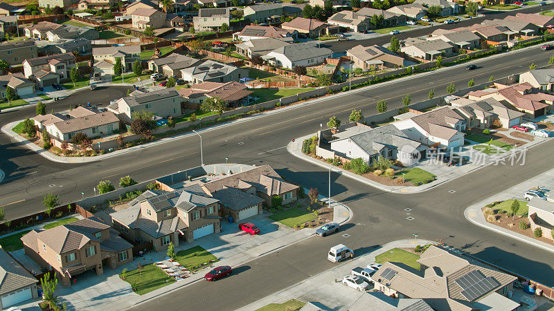 鸟瞰贝克斯菲尔德郊区街道，加州