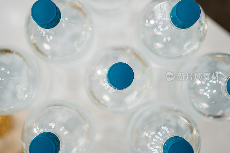 装水的塑料瓶