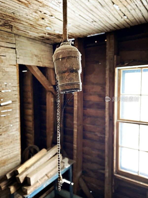 阁楼上的旧吊灯
