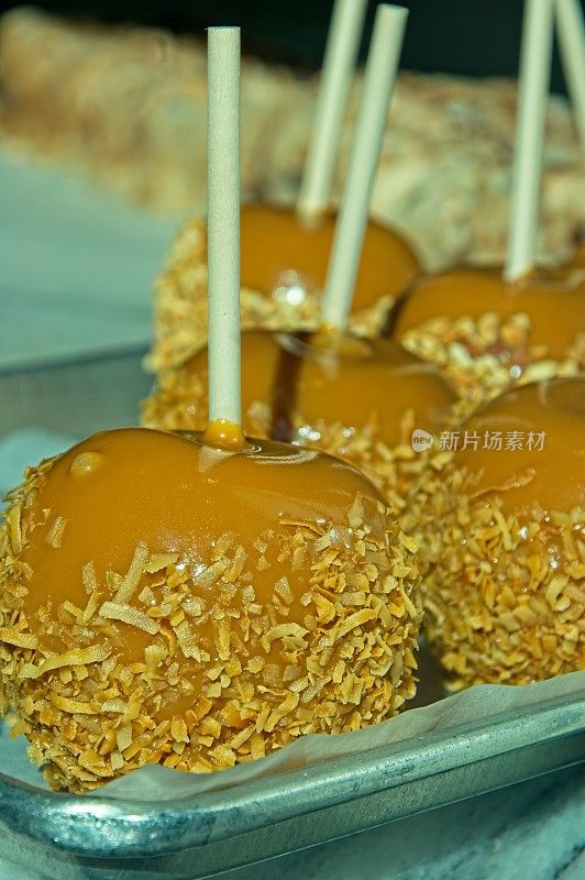在佛罗里达基西的一家糖果店里，裹着椰子的蜜饯苹果在托盘上排成一排，准备出售