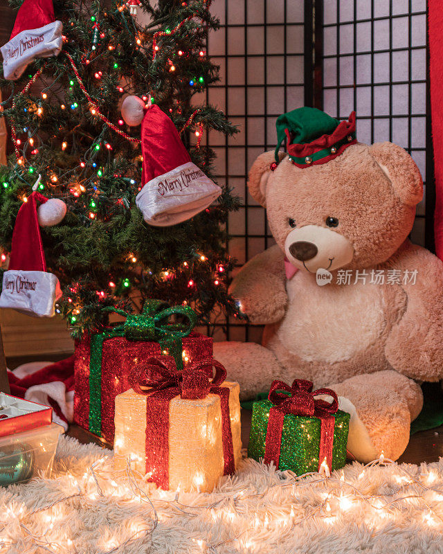 圣诞主题背景，泰迪熊和礼物在圣诞树下