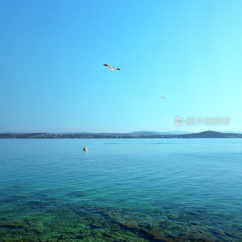 美丽的绿松石色海景，清澈透明的海水