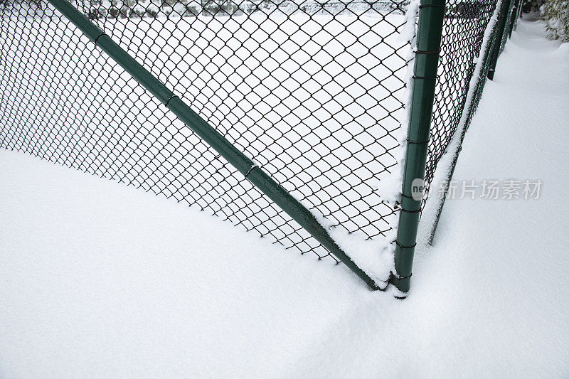 被雪覆盖的铁丝网