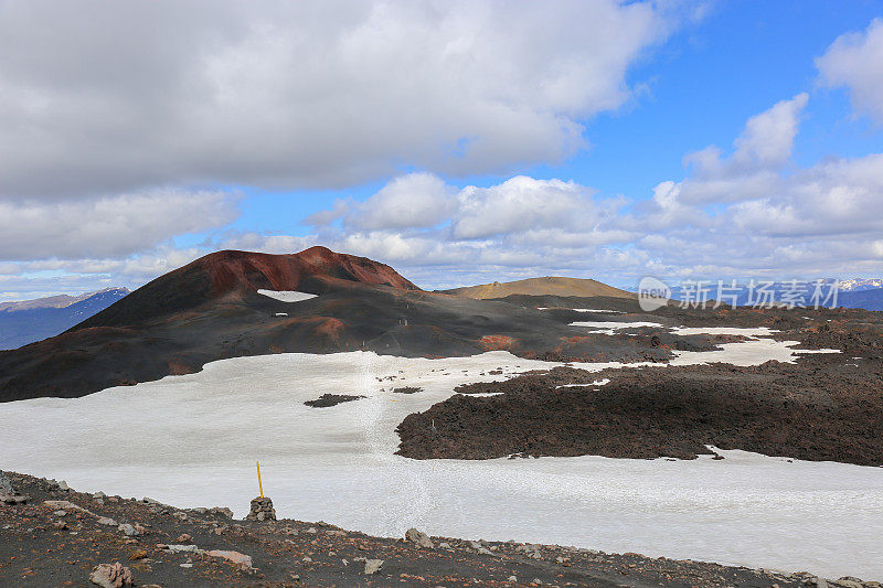 Landmannalaugar山和雪，在著名的Laugavegur徒步旅行路线。