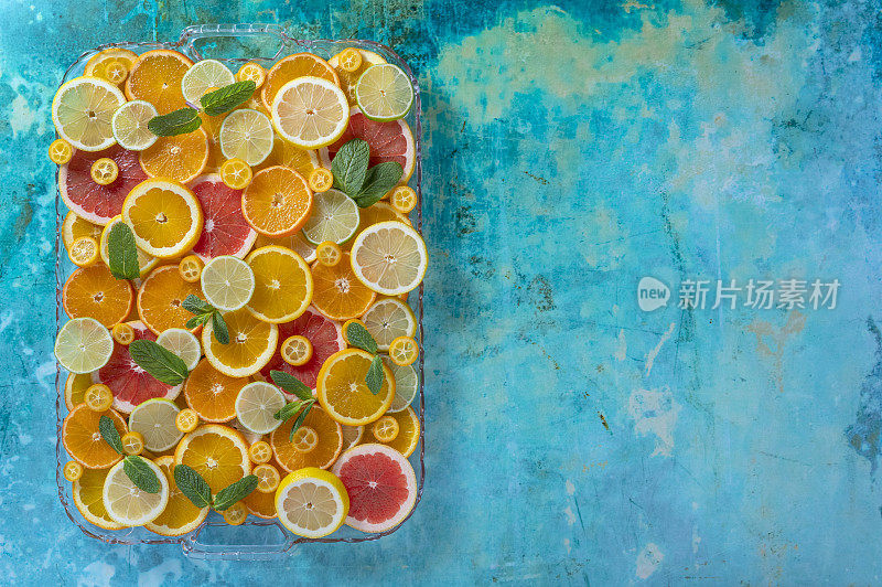 柑橘类水果切片排列橘子、柠檬、酸橙、柚子、橘子和金桔