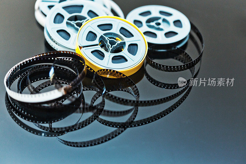 一组老式8毫米电影胶片:过去人们是如何制作家庭电影的