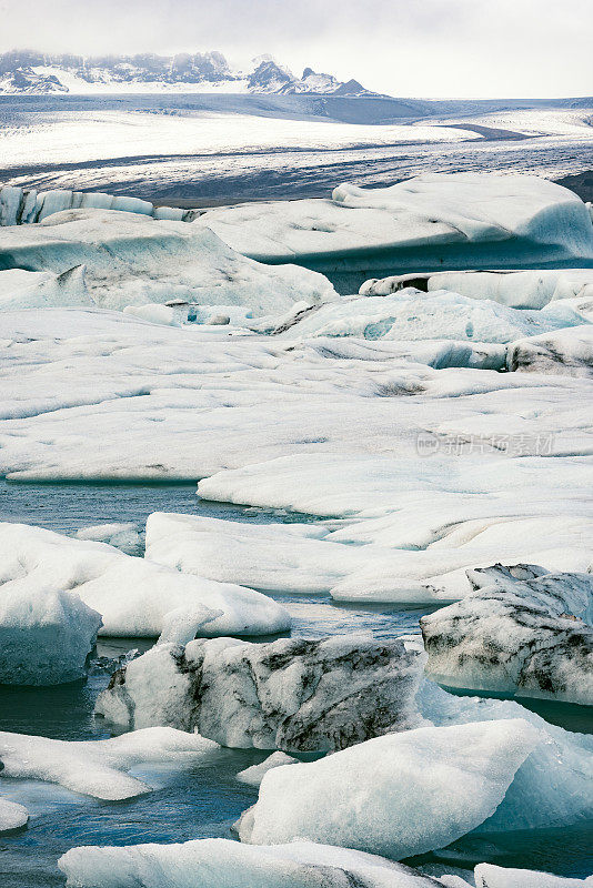 漂浮在冰岛Jokulsalon冰川泻湖上的冰山
