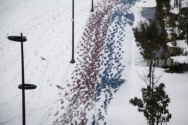 雪地里的街道和慢跑道