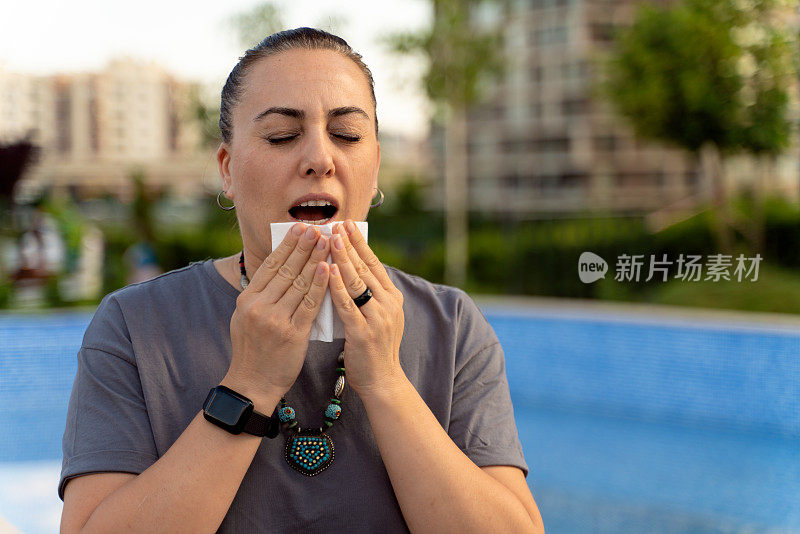 户外拍摄不满意的白人妇女感到过敏