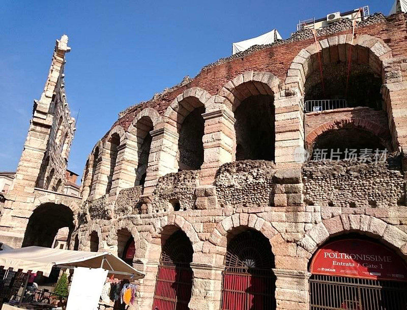 维罗纳竞技场是位于意大利维罗纳市的罗马圆形剧场，以在那里举行的歌剧作品(维罗纳节)而闻名。