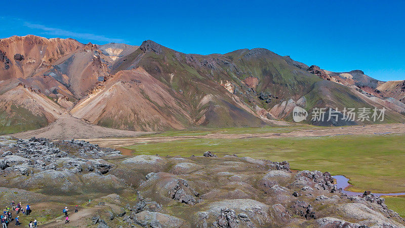 冰岛著名的高地景观，Landmannalaugar地区-冰岛。绿色的熔岩田和背景山，从无人机鸟瞰图