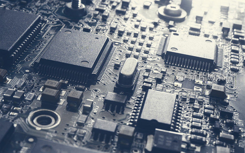 电子线路板上的计算机微芯片和处理器。计算机硬件技术。摘要技术微电子概念背景。微距拍摄，浅聚焦。
