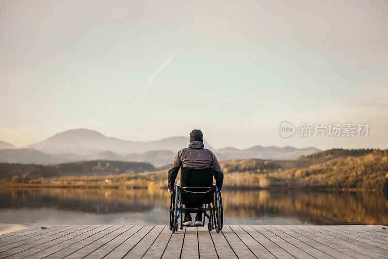 坐轮椅的残疾人在码头欣赏大自然