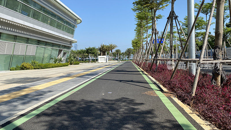 城市道路,人行道上