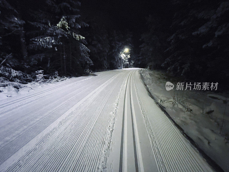 在夜间看到的越野滑雪轨道