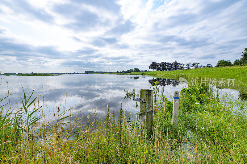 大雨过后，IJssel河泛滥的泛滥平原