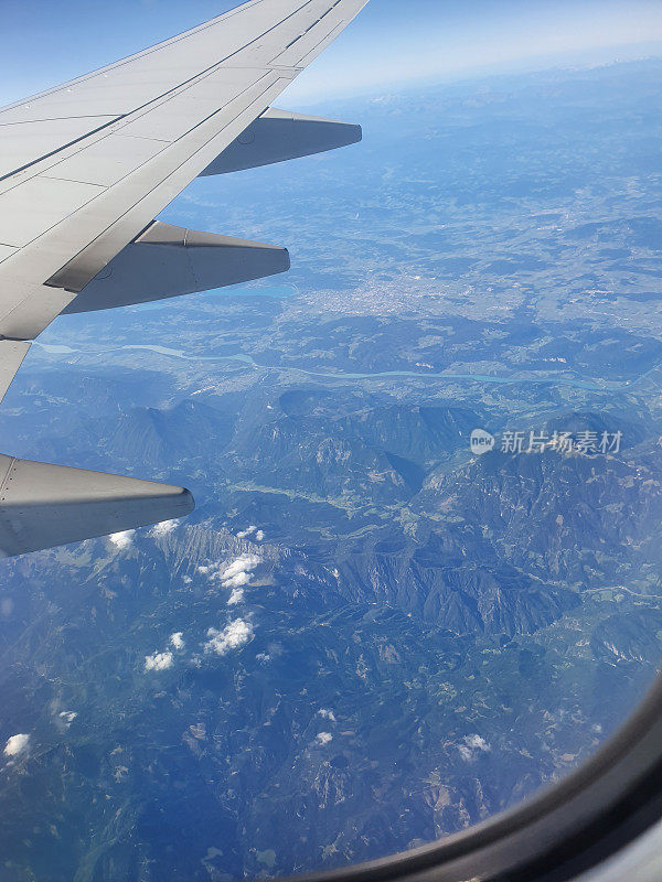 从飞机舷窗看山