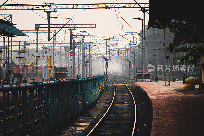 早晨有雾的火车站