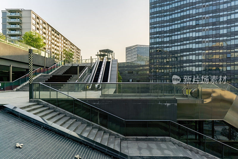 住宅建筑在阳光下